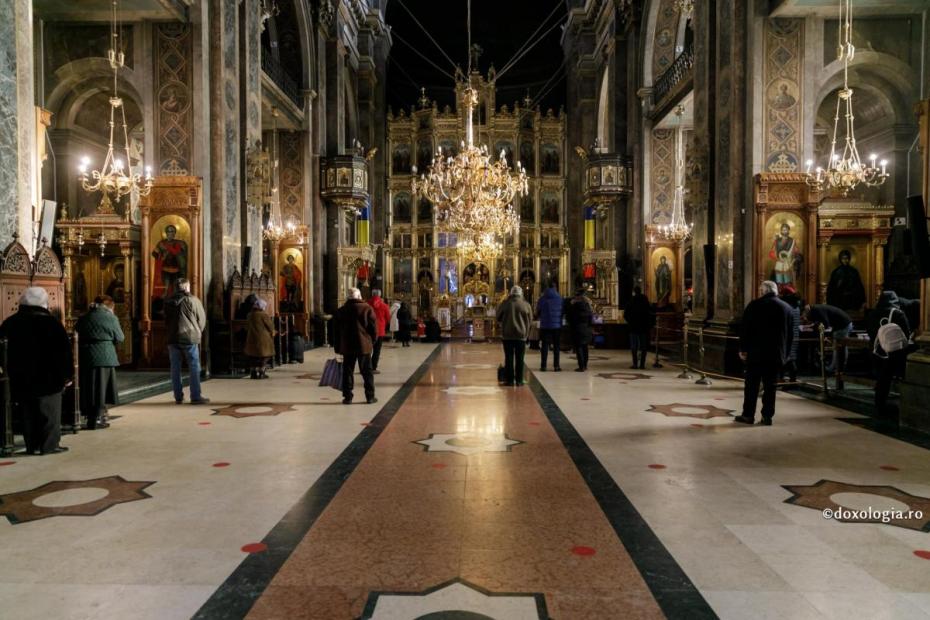 Credincioși la slujbă în Catedrala Mitropolitană din Iași / Foto: pr. Silviu Cluci